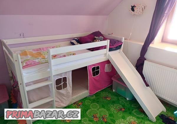 detska-postel-se-skluzavkou-a-domeckem
