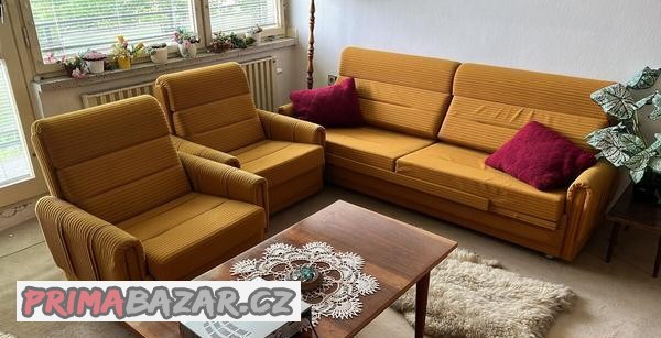 retro-pohovka-s-kresly-a-stolem