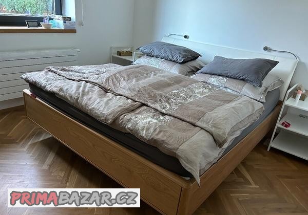 masivni-drevena-postel-vc-matraci-a-lampicek