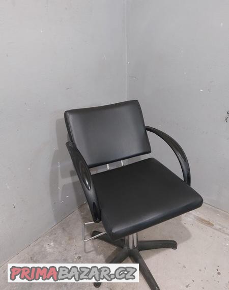 Kadeřnické křeslo.