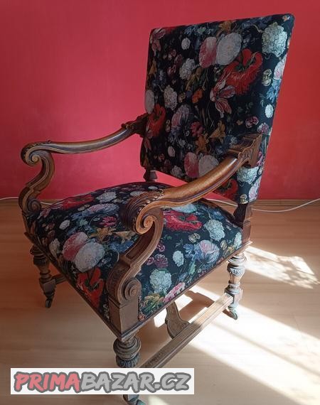 Zámecké křeslo vyřezávané z masivu