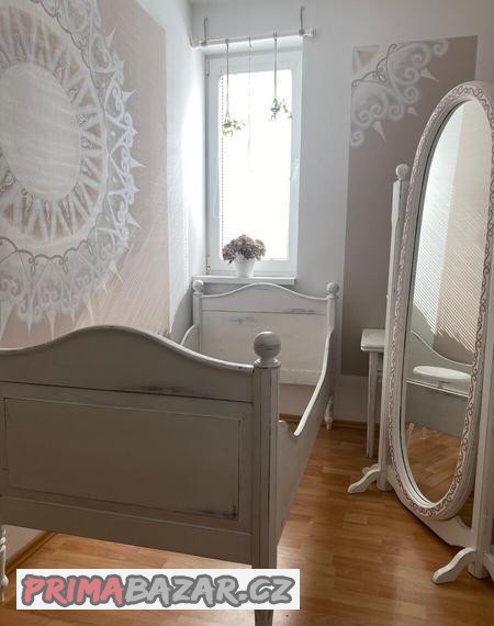 starozitna-postel-zrcadlo-stolicka