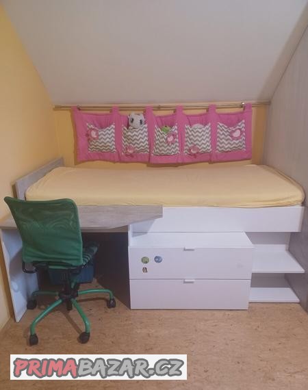 bila-detska-postel-se-stolem-a-supliky