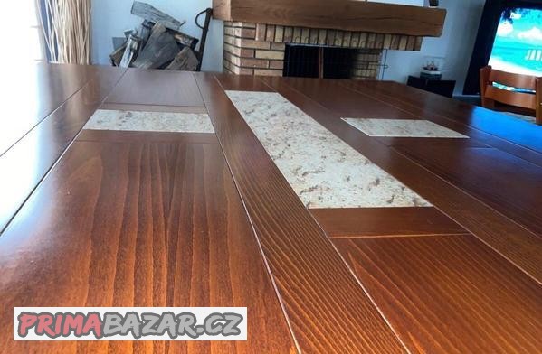 Masivní jídelní stůl z dubu