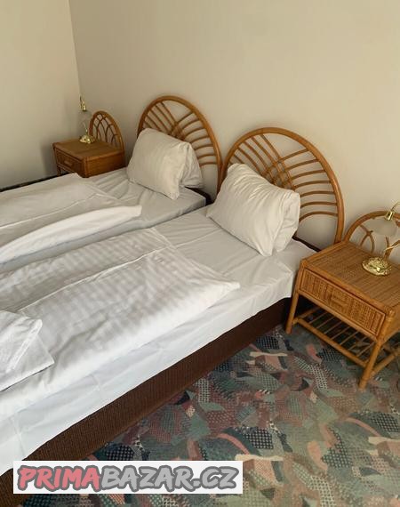 valenda-s-ratanovym-celem-a-nocnim-stolkem