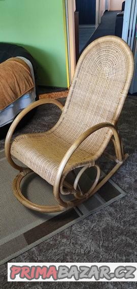houpaci-kreslo-ratanove