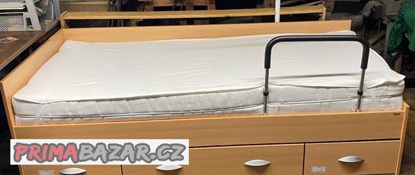 postel-hrazda-s-madlem