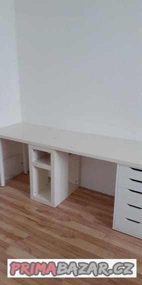 bily-stul-postel