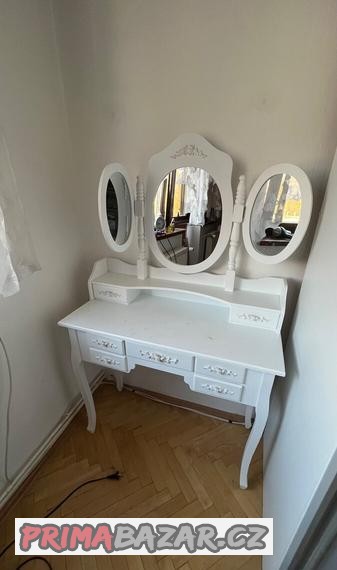 kosmetický stolek