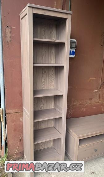 ikea-hemnes-knihovna-masiv-sede-moridlo