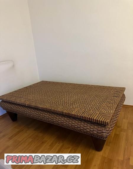 Dřevěný stůl masiv s ratanovým povrchem