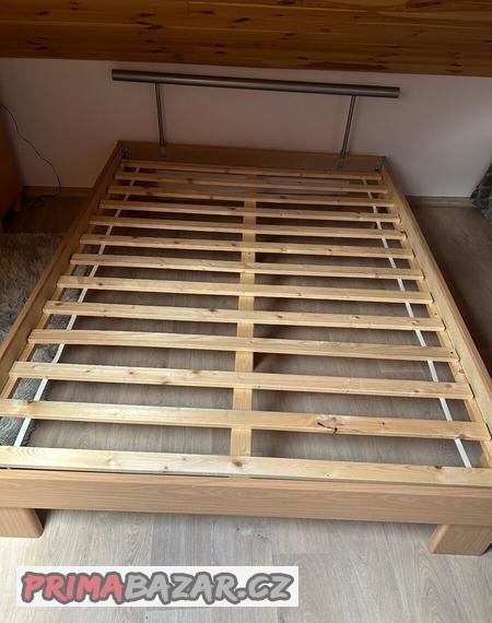 postel-s-matraci-a-nocnim-stolkem