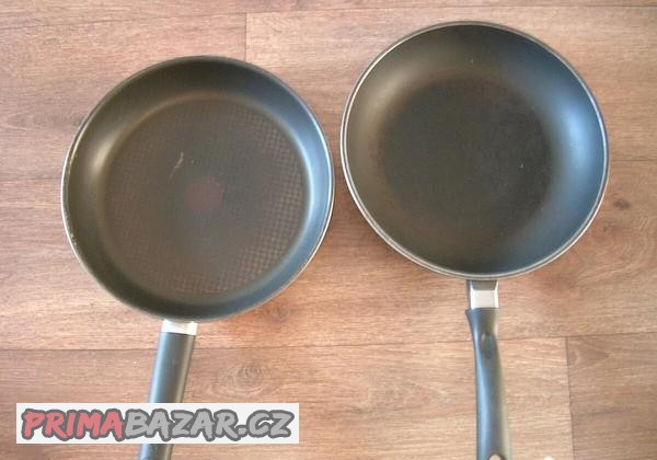 dve-stare-panve-s-neprilnavym-povrchem