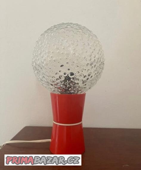 pěkná červená stolní lampička
