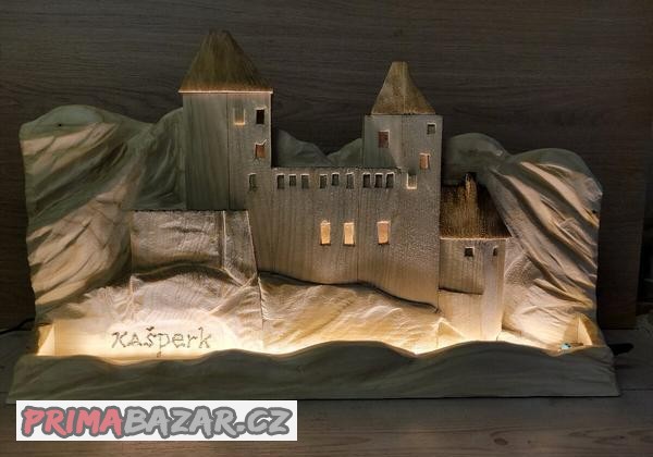 hrad-kasperk-nastenna-vyrezavana-police-lampicka