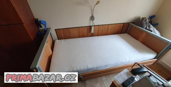 el-polohovaci-postel-stolek