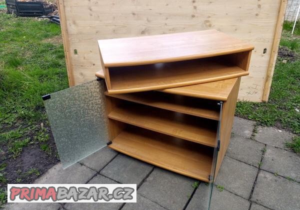 skrinka-pod-tv-s-otocnym-vrchem