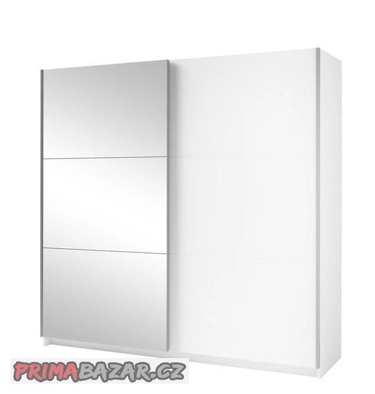 Bílá šatní skříň se zrcadlem