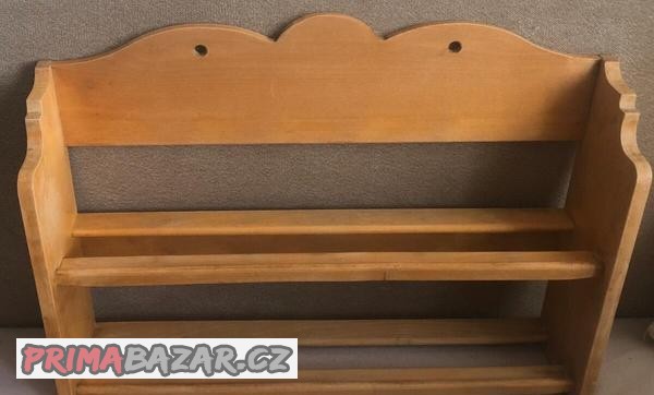 drevena-zavesna-policka-na-hrnky-ci-korenky