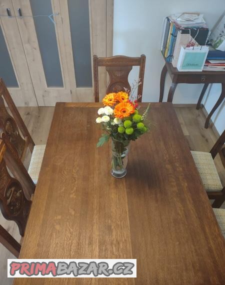 jidelni-stul-sest-zidli-s-rezbou-portretu-na-operadle