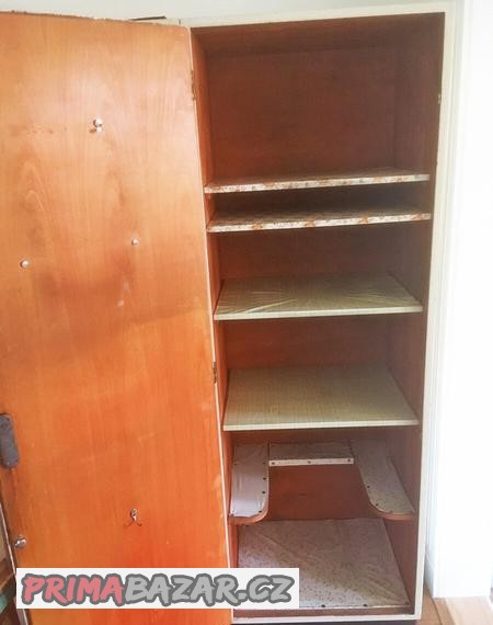 Zachovalé dřevěné úzké skříně
