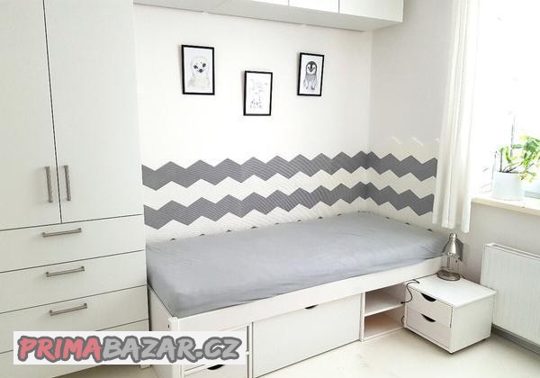 kvalitni-bila-detska-postel-z-masivu-s-supliky-a-stolkem