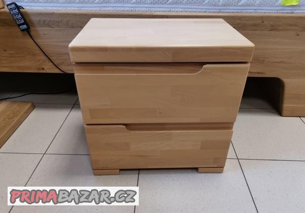 nocni-stolek-se-zasuvkami-z-bukoveho-masivu