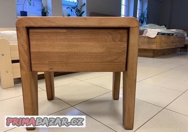 Noční stolek z bukového masivu se zásuvkou