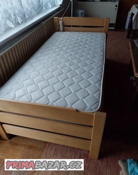 postel-drevena