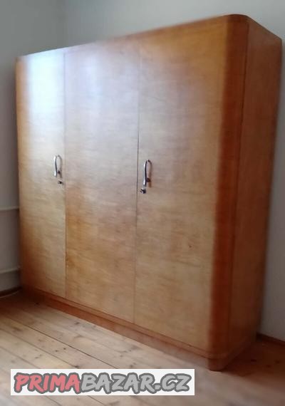 skrine-kresla-kuchyn-obyvaci-stena