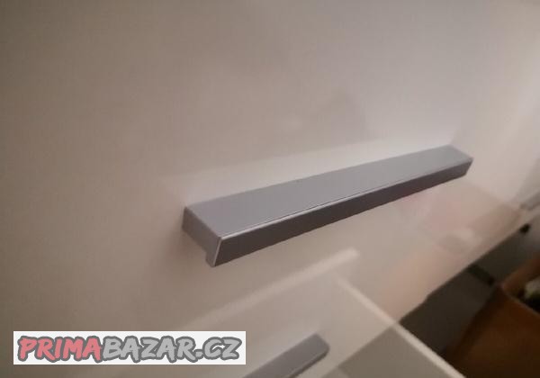 lesk-komody-bile-nove