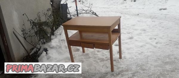 akvarijní stolek vyrobený na míru