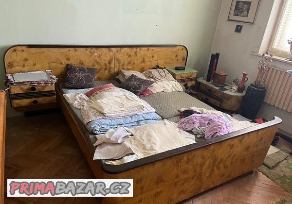 postel-s-nocnimi-stolky