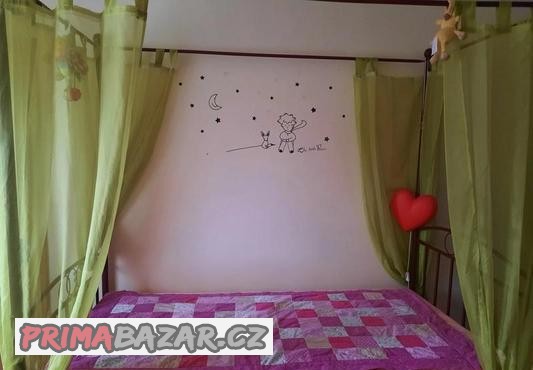 kovova-postel-s-nebesy