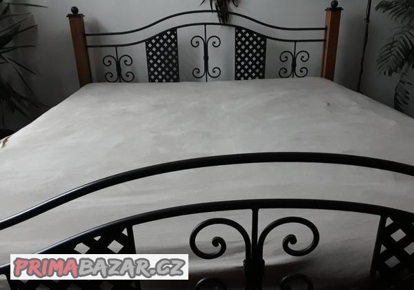 kovana-manzelska-postel-drevo-masiv