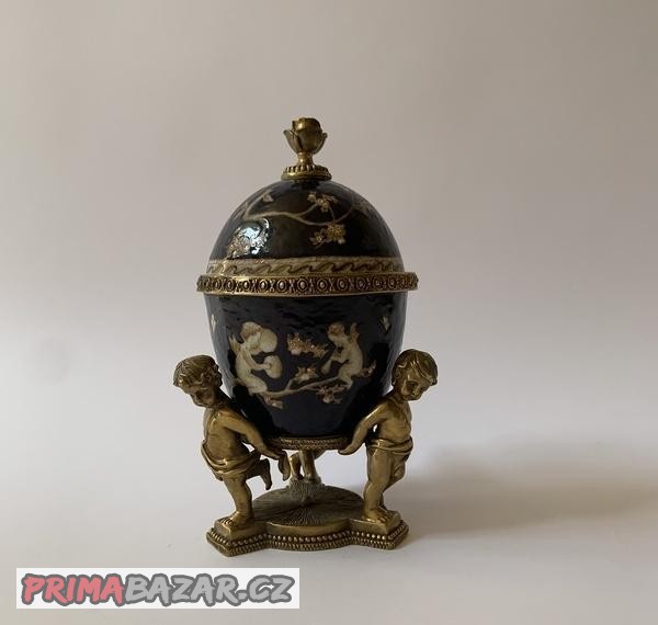 PORCELÁNOVÁ DÓZA S VÍKEM A FIGURAMI AMORKŮ PORCELÁNOVÁ DÓZA S VÍKEM A FIGURAMI AMORKŮ