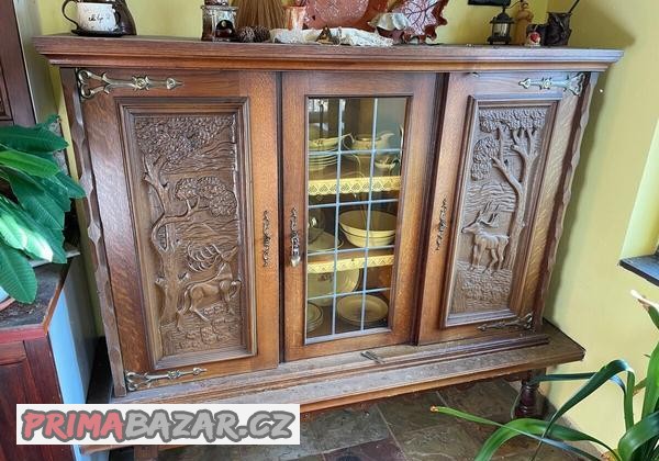 Skříň dřevěná vyřezávaná se zdobením