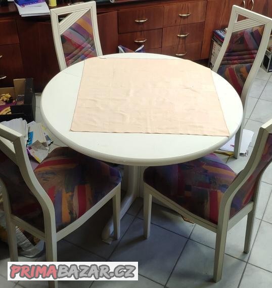 jidelni-stul-se-zidlemi