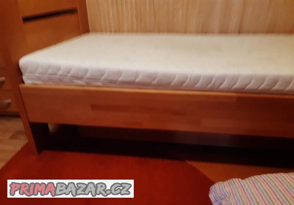 postel-z-masivu-s-rostem-a-kvalitni-matraci