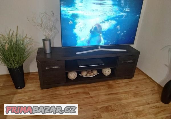 stolek-pod-televizi