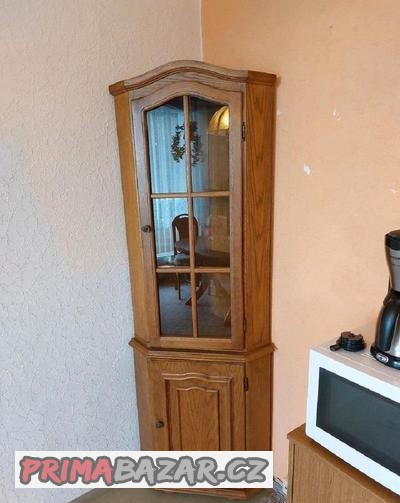 vitrina-rohova-drevo-dub-masivni-skvely-stav