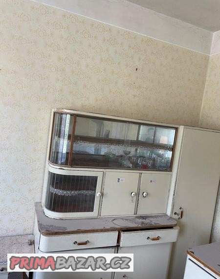 stara-kredenc-myci-stul