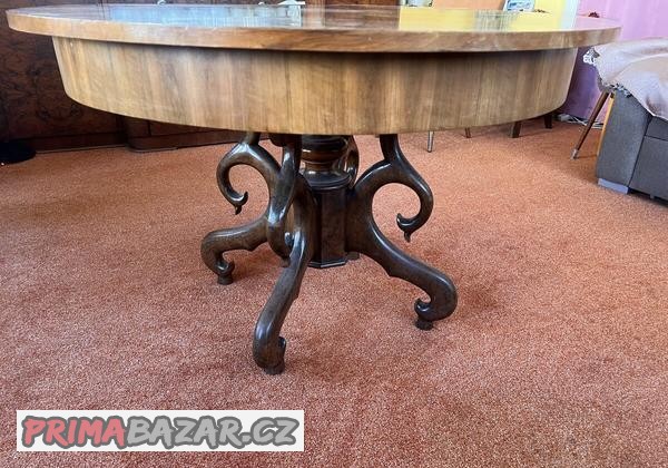 Starožitný stůl s židlemi
