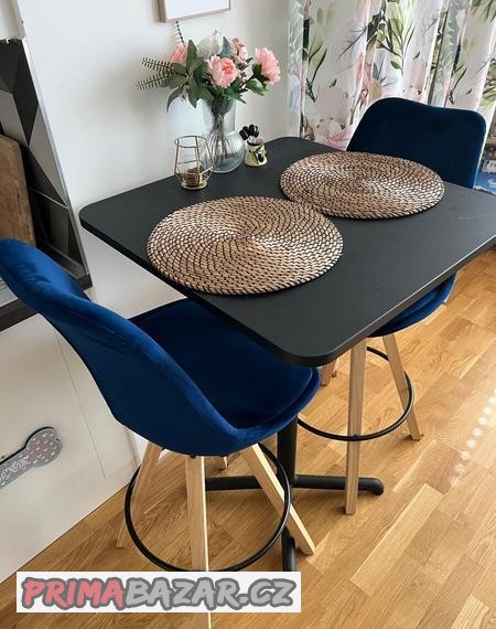 pekna-sestava-baroveho-stolu-se-vysokymi-zidlemi