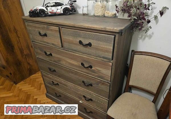 rustikalni-komoda-z-masivu-ve-venkovskem-stylu-sedohneda