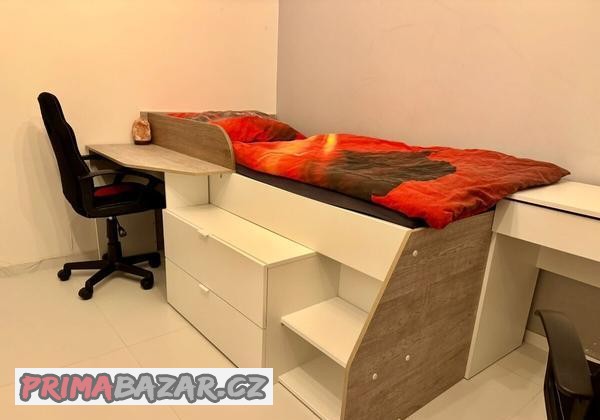 detska-postel-se-supliky-a-psacim-stolem