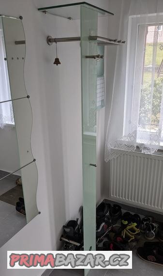 Minimalistická předsíňová stěna/věšák sklo a kov