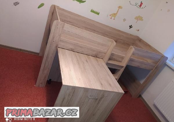 vyvysena-postel-se-stolem