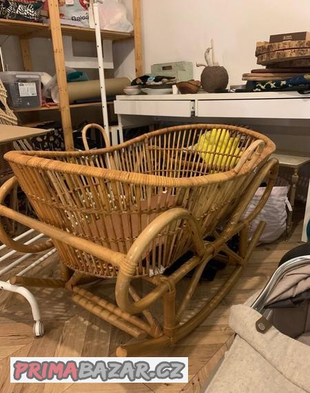 prodam-ratanovou-bytelnou-kolebku-pro-miminko