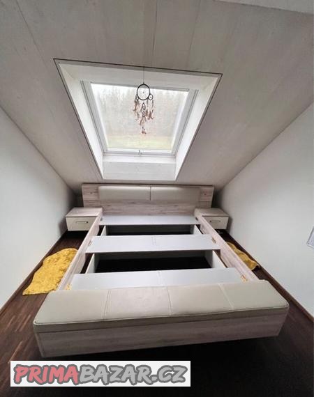 postel-s-nocnim-stolkem-led